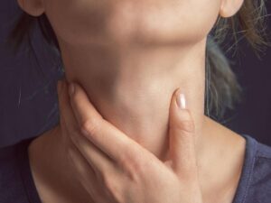 Подробнее о статье Щитовидная железа: симптомы заболевания. Ком в горле